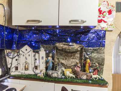 Entriamo nella sua "tana" e rimaniamo colpiti dal presepe allestito su un mobile dell'angusto ambiente. Accanto alla classica stalla che accoglie Ges� bambino, i suoi genitori, il bue e l'asinello spicca infatti una riproduzione in scala della facciata principale della Cattedrale